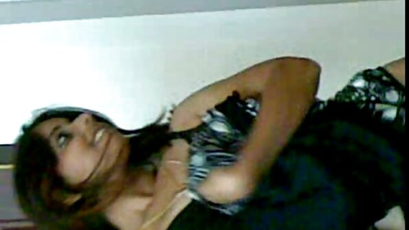 ස්ටෙෆනි කේන් තටාකයේ සෙල්ලම් කරන අතර නිල් කම්පන යන්ත්‍රයක් සමඟ ස්වයං වින්දනයේ යෙදේ