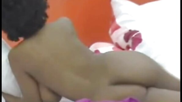 ෆෙලිසිටි ෆේ විශාල බිස්ට් යෞවනිය යහන මත නිරුවත් වේ