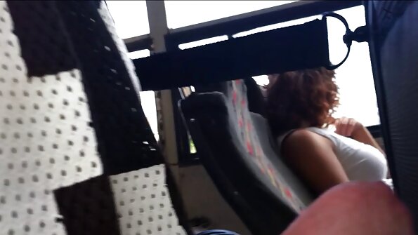 ස්වීට් කැට් ඒ කුකුළා ඇගේ උගුරේ ගැඹුරට තබයි