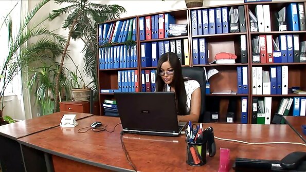 සාරා මැක්ඩොනල්ඩ් ඇගේ සත්ව මුද්‍රණ යට ඇඳුම් ඉවත් කරයි