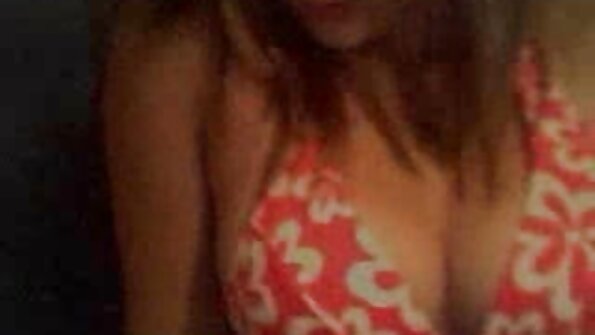 පුංචි අප්‍රේල් ඇගේ තද පුකට ඇඟිලි ගැසීම